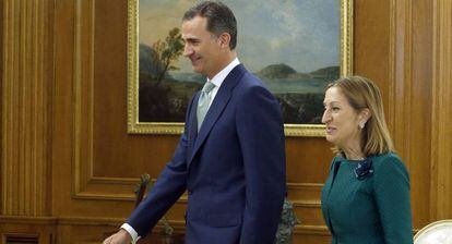 Felip VI amb la presidenta del Congrés, Ana Pastor, aquest dimecres al palau de La Zarzuela.