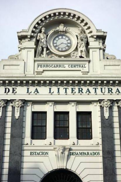 El reloj de la fachada de la antigua estación de tren de Desamparados de Lima, hoy la Casa de la Literatura Peruana.