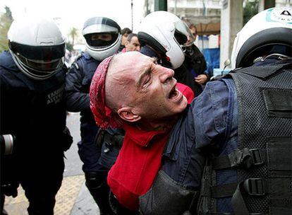 Uno de los manifestantes detenido por la policía griega