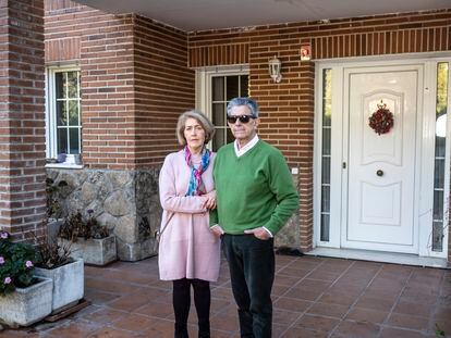 María junto a su esposo, Eladio Freijo, en la puerta de entrada a su domicilio, donde Felipe Turover ocupa sin pagar una habitación.