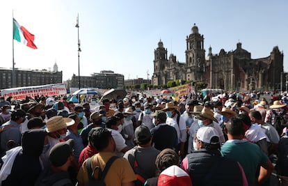 Un grupo de maestros de diferentes estados de México protestan en el zócalo en Ciudad de México, este miércoles.