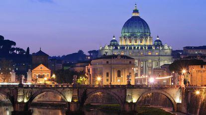 Vista nocturna de Roma con el r&iacute;o T&iacute;ber y la C&uacute;pula de San Pedro al fondo.