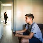 Reportaje sobre dieta digital (adictos digitales) para el especial Tecnología de EL PAÍS SEMANAL.. Laura Cuesta Cano con su marido Jose Luis Casal y hijo Rodrigo Tejero Cuesta en su casa en San Augustin de Guadalix
