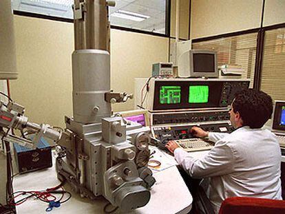 Un microscopio electrónico de barrido en la empresa  Tecnológica de Componentes Electrónicos

.
