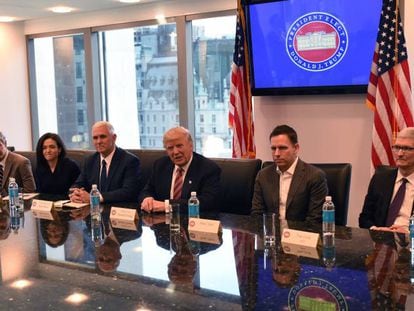 Peter Thiel, fundador de Palantir, sentado a la izquierda del presidente Donald Trump, junto a otros líderes de empresas tecnológicas en la Torre Trump en diciembre de 2016.
