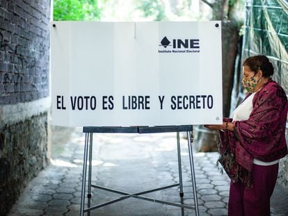 Una votante emite su voto en una casilla electoral en Ciudad de México, el 6 de junio de 2021.