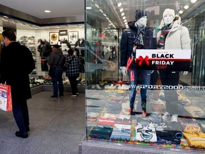 Descuentos por el 'Black Friday' anunciados en los escaparates del centro de Madrid.