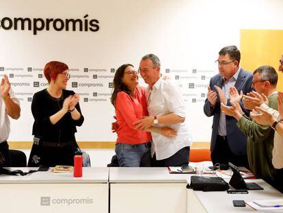 La candidata a la presidencia de la Generalitat, Mónica Oltra, abraza al candidato al Congreso, Joan Baldoví, en la ejecutiva.