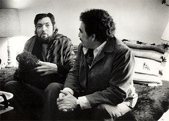 Julio Cortázar y Gabriel García Márquez, fotografiados por Sara Facio en la casa del escritor argentino en París.