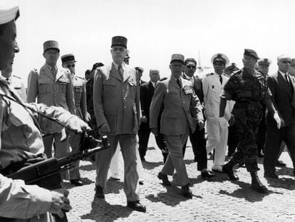 El general francés Charles de Gaulle (segundo por la izquierda), durante una visita a Argel en junio de 1958.