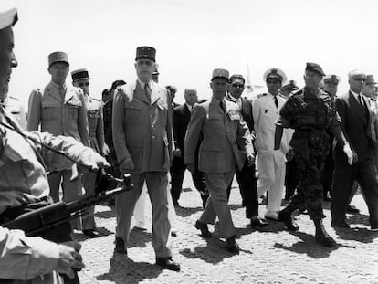 El general francés Charles de Gaulle (segundo por la izquierda), durante una visita a Argel en junio de 1958.