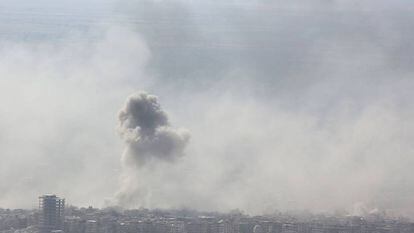Columnas de humo sobre la ciudad rebelde de Duma, bombardeada por el régimen sirio.