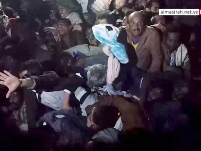 Captura de un vídeo emitido por el canal de televisión Al Masirah en el que se ve a decenas de personas atrapadas en la estampida.