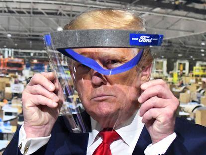 El presidente Trump se cubre con un escudo facial en una fábrica de Michigan, este jueves.