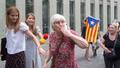 La eurodiputada Clara Ponsatí a su salida de la Ciudad de la Justicia de Barcelona tras quedar en libertad tras comparecer en el juzgado de guardia de Barcelona, el pasado 24 de julio.