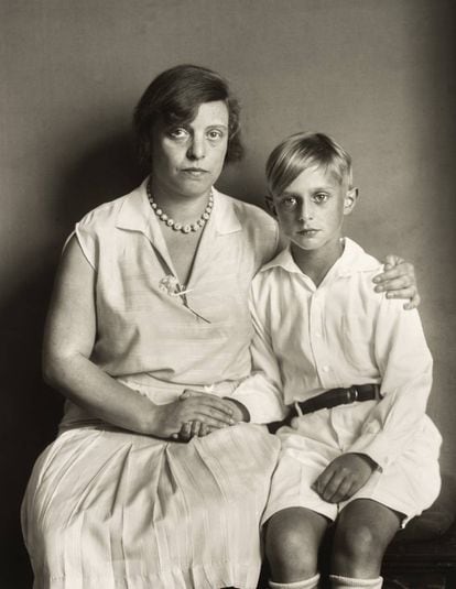 Luise con Jimmy, el hijo que tuvo con Max Ernst.