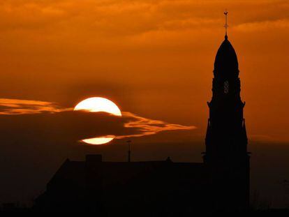 Solsticio de invierno. Puesta de sol en Saint-Fiacre-sur-Maine en Francia.