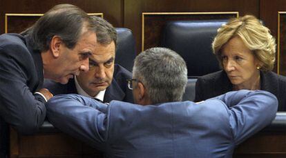 El ministro José Blanco, de espaldas, conversa con el presidente Zapatero en presencia del portavoz socialista, José Antonio Alonso, y la vicepresidenta Elena Salgado.