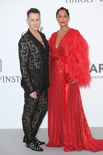 El diseñador Jeremy Scott y la actriz y modelo Tracee Ellis Ross, que eligió un diseño rojo de Jenny Packham.