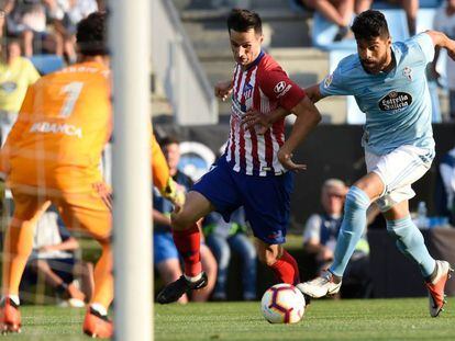 Araujo disputa el balón contra Kalinic del Atlético.