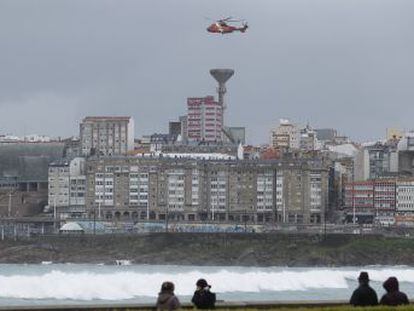 La mujer bajó en la madrugada del viernes a la playa de Riazor junto a otras dos personas para contemplar el Atlántico embravecido y en alerta naranja