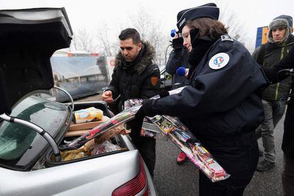 Una agente de la policía francesa comprueba los fuegos artificiales de un motorista en Estrasburgo, en la frontera entre Francia y Alemania.