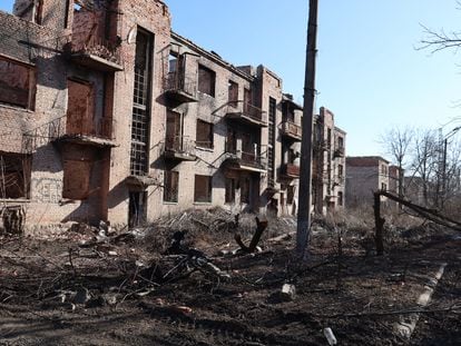 Una calle de Chasiv Yar, ciudad al norte de Donetsk, arrasada por la artillería rusa, el 18 de febrero.