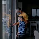 Patricio De Loza (12) junto a su padre , Felipe De Loza (41), en su casa en el municipio de Metepec, en el Estado de México el 10 de marzo del 2021.