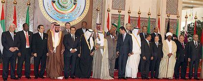 Foto de familia de la reunión en Kuwait, con el presidente palestino, Mahmud Abbas, el primero a la izquierda.