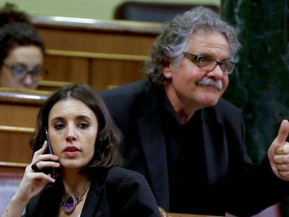 Irene Montero y Joan Tardà este martes en el pleno del Congreso.