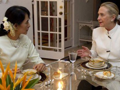 La activista Aung San Suu Kyi y la secretaria de Estado de EE UU, Hillary Clinton, este jueves en la embajada estadounidense.