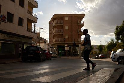 Un joven pasea por las calles de Iznalloz, en Granada.