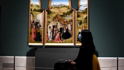 La 'Adoración de los Magos' del Bosco el día de la reapertura de la sala donde permanecen las obras del artista, en el Prado.
