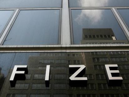 Vista de la fachada de la sede mundial de la farmac&eacute;utica Pfizer, en Nueva York.