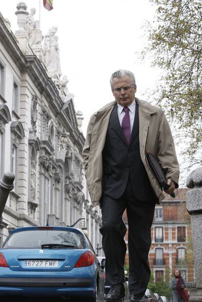 Garzón, en 2010, camino del Supremo para declarar.