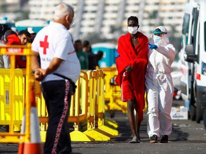 Uno de los jóvenes rescatados en las costas canarias es atendido por personal médico de la Cruz Roja española en el puerto de Arguineguin, en Gran Canaria, el 22 de noviembre.