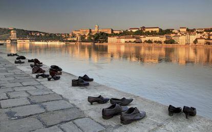 El monumento a las v&iacute;ctimas de los nazis h&uacute;ngaros en Budapest consiste en una serie de zapatos de la &eacute;poca fundidos en bronce e incrustados en el muelle del Danubio. 
 