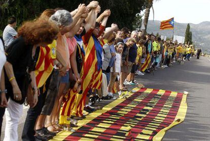 Cientos de ciudadanos participan esta tarde en la cadena humana convocada en la localidad castellonense de Vinaròs.