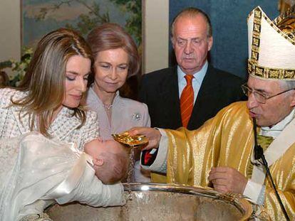 La infanta Leonor recibe del cardenal Rouco Varela el agua bautismal en presencia de los Reyes.