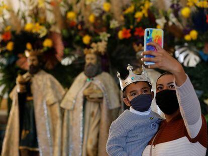 Una mujer y su hijo se toman una fotografía en la parroquia de los Santos Reyes, en la localidad de Cajijitlán, en Jalisco, México.