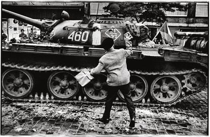 Un ciudadano checoslovaco arroja una piedra contra un tanque soviético en Praga, en agosto de 1968.