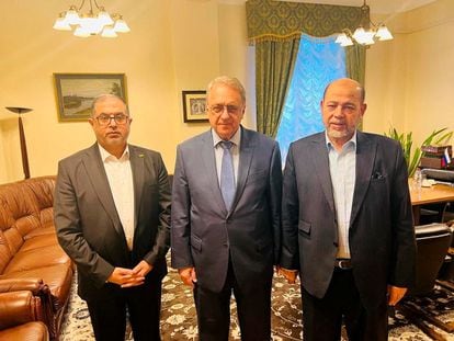 Los representantes de Hamás, Bassem Naim y Moussa Abu Marzouk, junto al viceministro de Exteriores ruso, Mijaíl Bogdanov, el jueves cerca de Moscú, en una foto difundida por el grupo palestino.