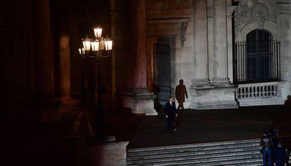  Macron, tras ser elegido presidente de Francia, en el Louvre.