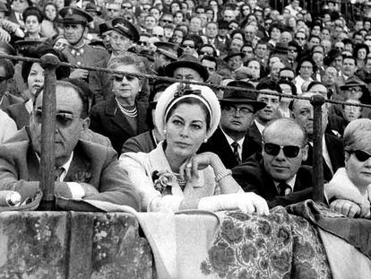 Ava Gadner contempla una de las corridas de la Feria de Abril, en Sevilla, en 1964.