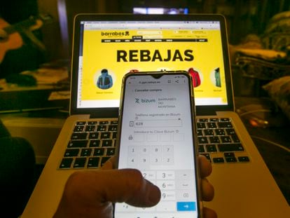Un usuario utiliza la aplicación de Bizum para comprar en un comercio electrónico.