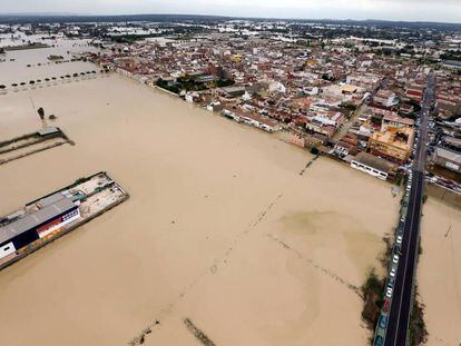 Vista aérea de la población alicantina de Dolores, tras las inundaciones. En vídeo, el agua incomunica a mil personas en Dolores