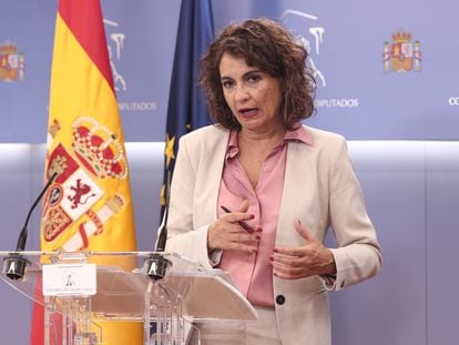 La ministra de Hacienda, María Jesús Montero, interviene durante una rueda de prensa convocada tras la sesión de control al Gobierno en el Congreso de los Diputados, este miércoles en Madrid.