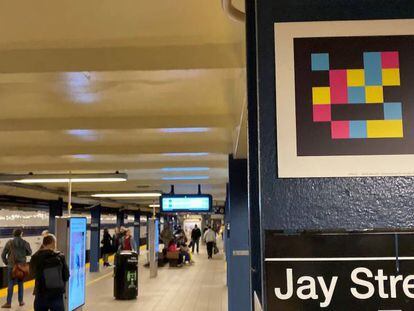 El marcador digital NaviLens (en primer plano a la derecha), en la estación Jay Street del metro de Nueva York.