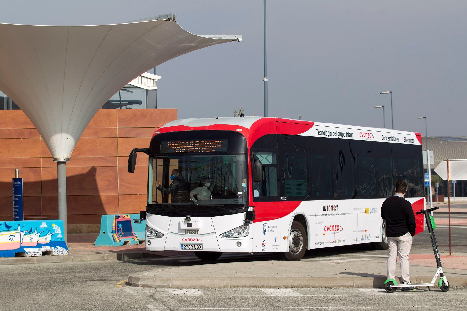 A bordo del autobús que recorre Málaga con el conductor sin las manos