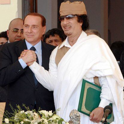 El primer ministro italiano y el líder libio, Muammar el Gaddafi